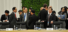 APEC年度部長會議10日在日本橫濱舉行閉門會議，經濟部長施顏祥（前左2）經驗老道，與各國代表談笑風生，財政部長李述德（前右1）則相對含蓄。圖片來源：中央社   