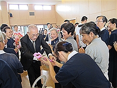 副總統吳敦義（前左）11日到高雄市杉林區慈濟園區禮佛浴佛，也獻花給媽媽，並祝母親節快樂。圖：中央社   