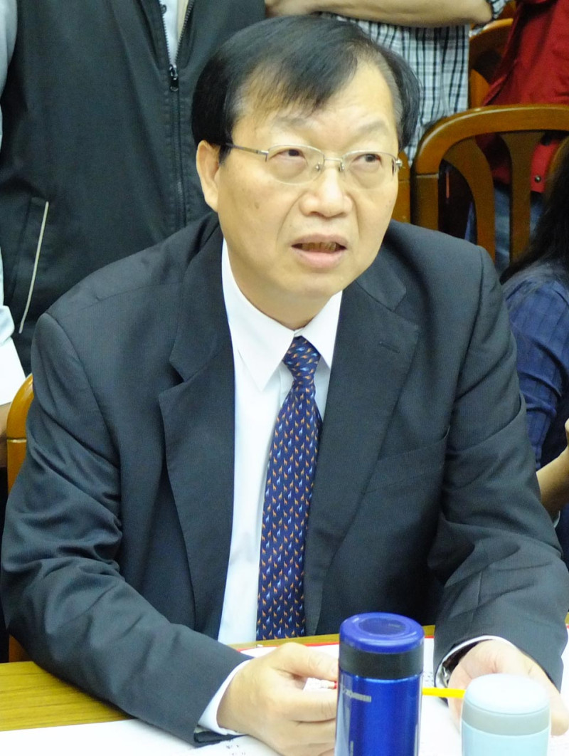 內政部長陳威仁今(23)日表示，政府的優先工作是讓弱勢民眾住得起房子，而非買得起房子。圖：翁嫆琄/攝。   