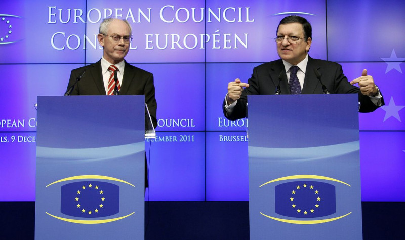 歐洲理事會主席范宏畢（左）在峰會後發表聲明指出，歐元區的17個成員國以及9個未加入歐元區的歐盟國家將締結一份新的「財政條約」。圖片來源：達志影像/路透社。   