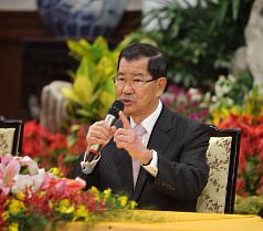 台灣參加「第21屆2013年APEC經濟領袖會議」代表團11日在總統府舉行返國記者會，本屆領袖代表、前副總統蕭萬長（圖）出席記者會，回答記者提問。圖：中央社   