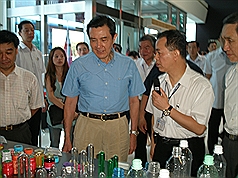 總統馬英九（前中）18日訪視獲得國家品質獎的宏全國際股份有限公司，並表示，希望台灣能在8年內加入TPP（跨太平洋夥伴協定）。圖片來源：中央社。   