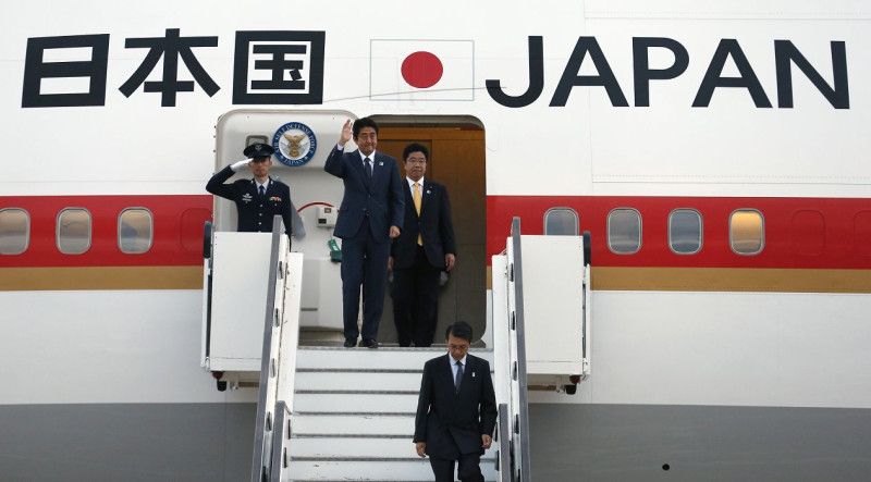 日本首相安倍晉三16日抵達在北愛爾蘭舉行的G8會議。圖片來源：達志影像/路透社。   
