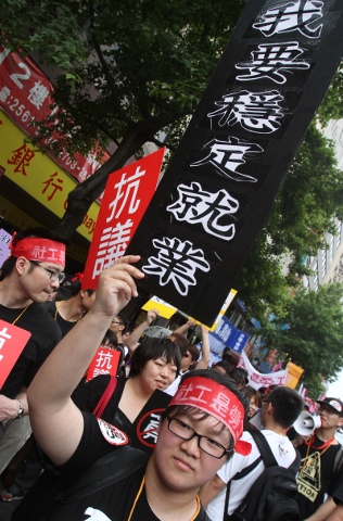 去年五一勞動節，台灣勞工朋友上街，喊出「我要穩定就業」的口號。圖片來源:達志影像/美聯社。   