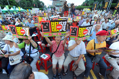 台灣教授協會等民間團體今（27）日晚間在凱達格蘭大道舉辦「反黑箱協議，要生存權利」活動，共吸引近千人參加。圖：中央社   