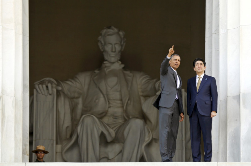 分析人士警告，美、日不能承受TPP談判的失敗，尤其是在中國主導的亞洲基礎設施投資銀行（亞投行,AIIB）正成為對抗美國在區域經濟組織的新勢力時。圖為美國總統歐巴馬（左）帶領日本首相安倍晉三參觀林肯紀念館。圖片來源：達志影像/路透社資料照片   