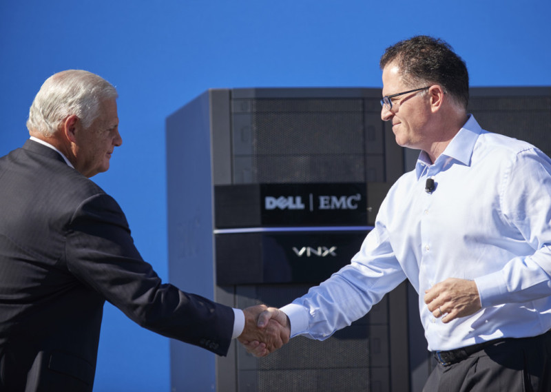 戴爾和EMC公司簽署最終協議，戴爾公司創始人麥克·戴爾（右）與EMC代表握手致意。圖：翻攝DELL官網   