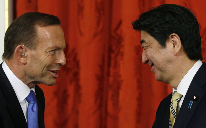 日本首相安倍晉三（右）與澳洲總理艾伯特(左)，7日在東京舉行高峰會談，雙方確認日澳EPA達成共識的內容。圖片來源：達志影像/美聯社   