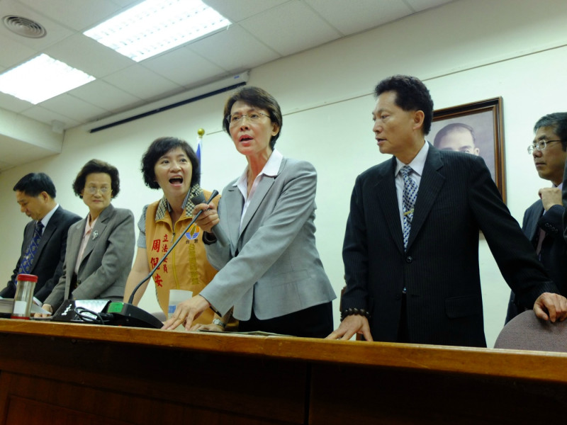 在野黨今(24)日杯葛議事以阻擋監院人事案，國民黨團則提出反擊辦法，揚言要在26日召開聯席委員會審理自經區特別條例。圖：新頭殼資料照片。   