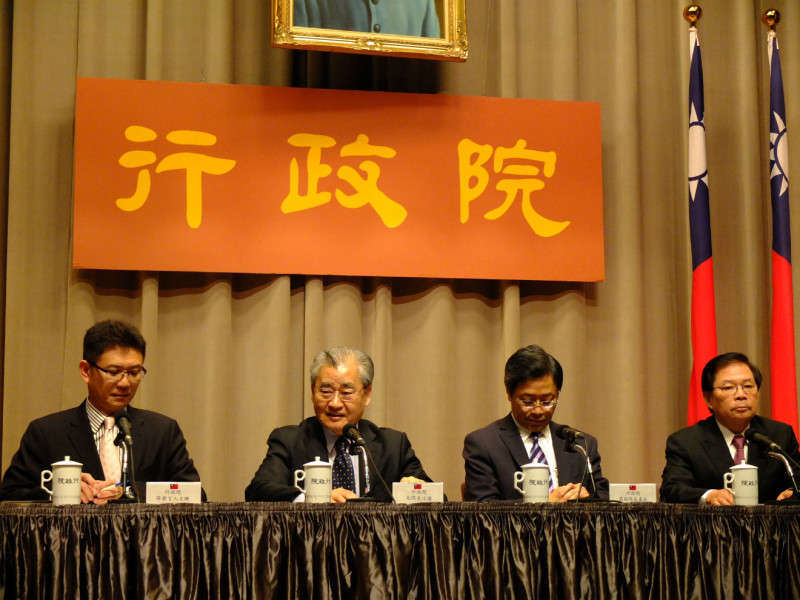 行政院長毛治國今(26)日表示，中韓FTA草簽結果對於台灣的壓力確實稍微緩和。圖：翁嫆琄/攝   