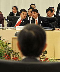 APEC年度部長會議10日在日本舉行，中國大陸商務部副部長易小准（中右）與外交部長助理劉振民（中左），在座位上打量中華民國經濟部長施顏祥（前背對者）。圖片來源：中央社   