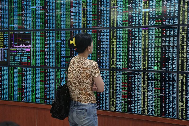 台灣股市4日收盤跌207.89點，加權股價指數成為 9348.63點，成交金額新台幣1351.73億元。圖：中央社   