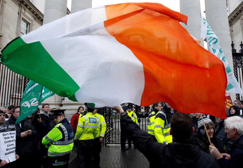 數以萬計愛爾蘭民眾日前走上都柏林街頭，抗議財政緊縮計畫，並譴責紓困案。圖片：達志影像/路透社   