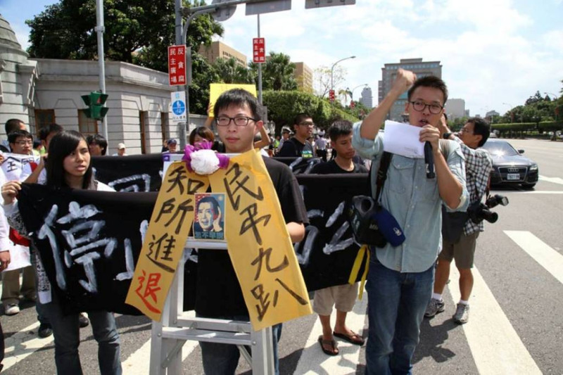 圖3-1黑島青今(27)日上午10時於台北市凱達格蘭大道召開「反對獨裁毀憲、拒絕國會背書」行前記者會。圖：林雨佑/攝   