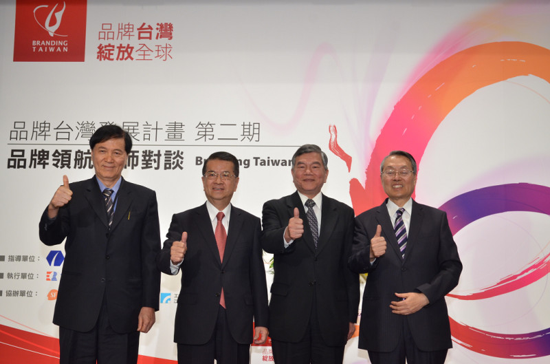 施振榮在「品牌領航大師對談」中指出，台灣具備創新優勢，本土企業能有更長遠的眼光，透過市場觀察與行銷整合，漸進地累積品牌價值。圖：經濟部工業局提供   