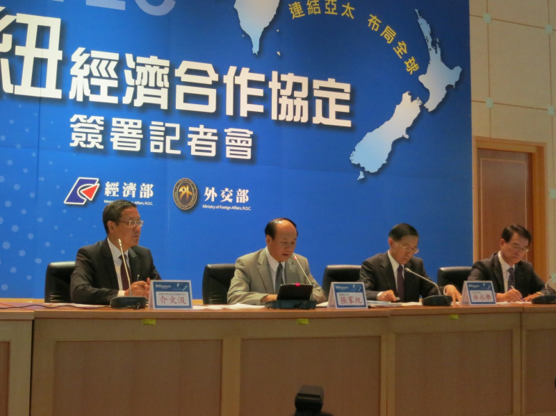台紐10簽訂經濟合作協議，經濟部長張家祝、外交部長林永樂也在台北舉辦視訊轉播記者會。圖：林朝億/攝   