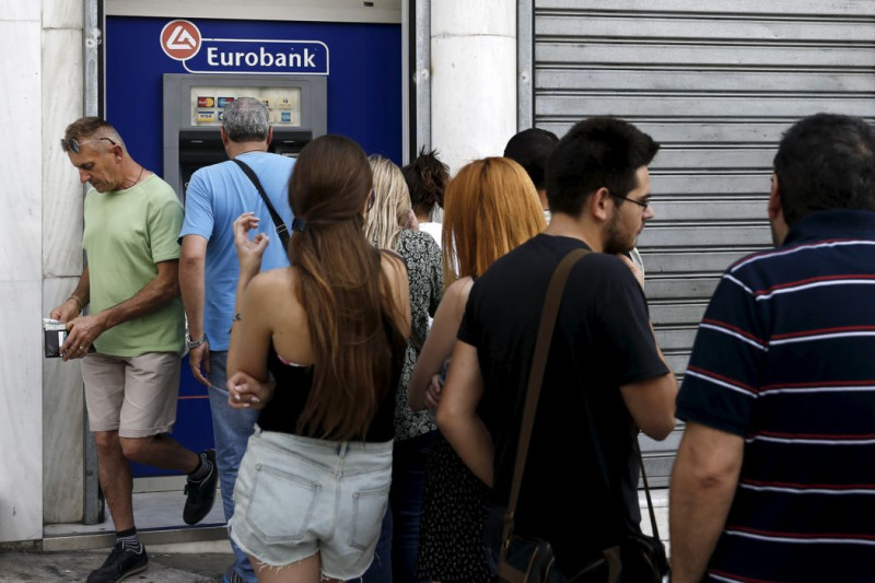 希臘民眾28日在ATM前大排長龍，準備提款。圖片來源：達志影像/路透社   