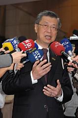 行政院副院長陳沖（中）22日受訪時表示，國安基金護盤未訂期限，而且21日一大早就下單了。圖片來源：中央社   