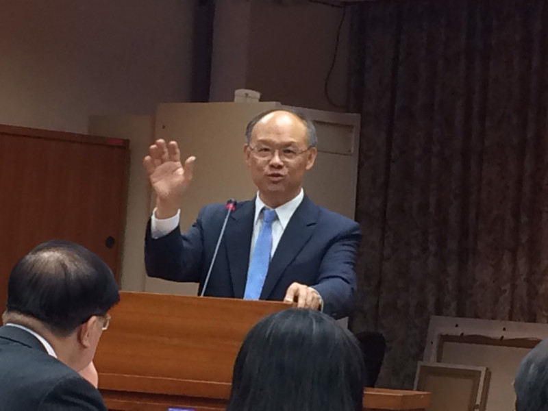經濟部長鄧振中9日表示，貨貿談判雙方仍有差距要克服，不預設何時完成談判。圖：楊淳卉/攝   