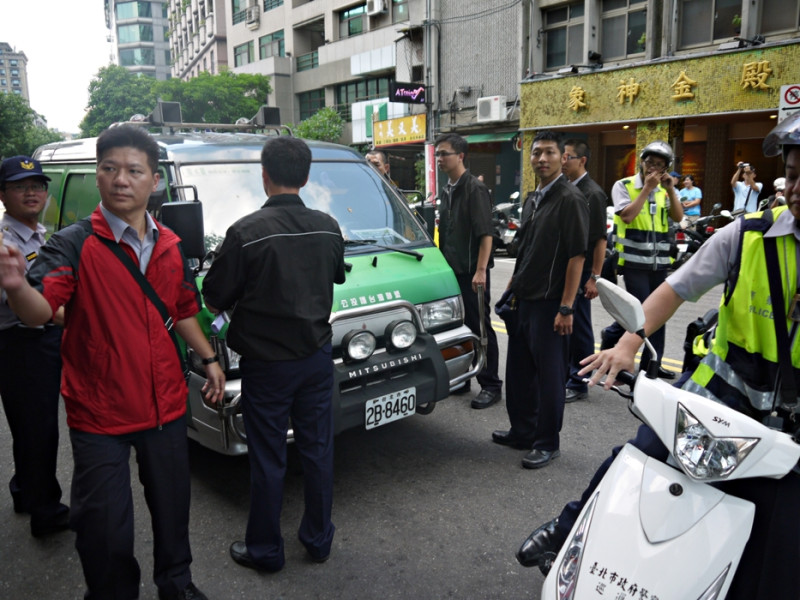 一台公投護台灣聯盟的抗議車輛使用喇叭擴音，率民眾高喊「反服貿、護主權、顧生計、馬下台」口號，遭警方驅離。圖：陳亭羽/攝   