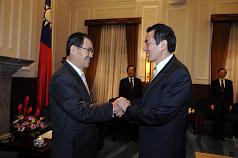 總統馬英九（前右）11日在總統府接見代表我國出席「第21屆2013年APEC經濟領袖會議」的前副總統蕭萬長（左），聽取蕭萬長報告會議成果。圖：中央社   