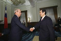 總統馬英九（右）11日在總統府接見美國在台協會主席薄瑞光（Raymond Burghardt）（左）。圖：中央社   
