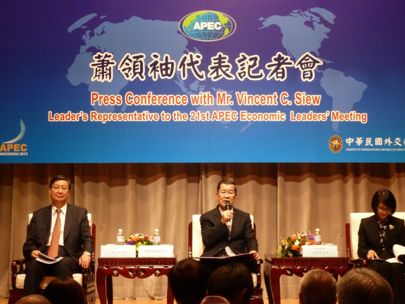 前副總統蕭萬長(中)將團參加亞太經合會（APEC）領袖會議，他今(1)天在行前記者會中表示，王郁琦成為首位出席APEC會議的非經貿部會首長，是他建議的。圖：謝莉慧/攝   