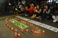 支持前總統陳水扁的民眾，24日晚間在台北看守所前聚集，以蠟燭排成台灣圖形，表達在平安夜為陳水扁祈福之意。(中央社)   