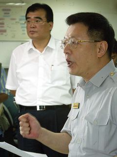 圖左為新任台中市警察局長邱豐光、右為警政署長王卓鈞。
圖片來源:中央社資料照片   