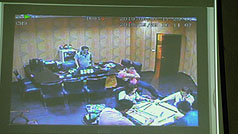 台中發生角頭槍擊案，警方在案發10天後終於公布部份現場監視畫面，裡頭竟出現員警在現場打麻將的畫面。圖片來源：中央社。   