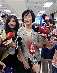 即將接任法務部長的政務委員羅瑩雪（中）23日受訪表示，責任重大，但她不擔心，因為法務部人才濟濟，未來若有必要會簽署執行死刑。圖：中央社。   