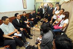 總統馬英九（左2）4日當面向洪仲丘家屬承諾，會把真相找出來，並表示「沒有真相，這事情是不會了結的」。洪家家屬也將總統的承諾全程錄影下來。圖：中央社。   