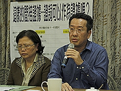 前交通部長郭瑤琪（左）被控收賄判決8年徒刑定讞，8日召開記者會，辯護律師顧立雄（右）盼司法能用同樣
標準對待每個案件，他會盡一切努力平反案件。圖：中央社   