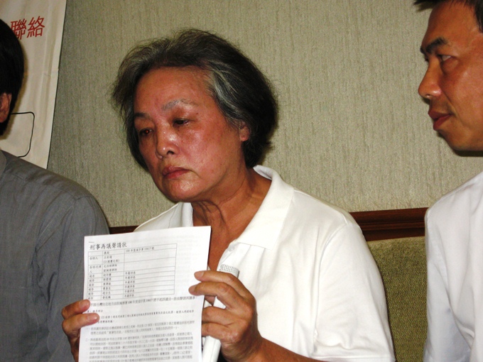 對於陳肇敏等人刑求江國慶不被起訴一事，江媽媽8日手拿聲請「再議書」表示，「一定告到底」。圖片：林朝億/攝   
