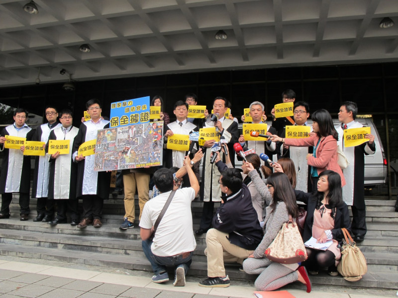 學生、民眾義務律師團3日在台北地院前向法官提出保全證據聲請。圖：林朝億/攝   