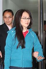 國民黨榮譽主席連戰長女連惠心（前）30日晚間赴台北地檢署，說明「威力纖案」。圖：中央社   