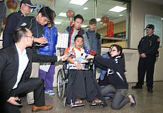 男子張德正（中座輪椅者）涉嫌開貨車衝撞總統府，29日台北地方法院將他當庭釋放。張德正在親人陪同下，向社會大眾道歉。圖：中央社   