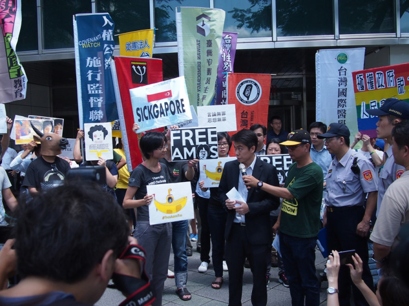 台灣人權促進會秘書長邱伊翎(左)代表，向新加坡商務辦事處駐台代表白主任(右)遞交抗議書。圖:何星瑩/攝。   