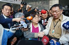 因貪污案遭判8年定讞的前交通部長郭瑤琪（前右2）8日發監執行，台大醫師柯文哲（右
）也趕來致意。圖：中央社   