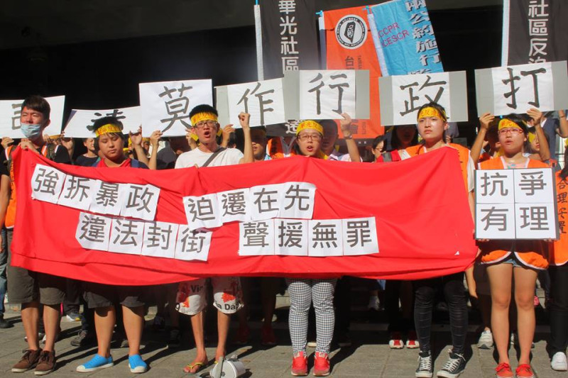 反華光拆遷團體和華光社區原居民共20多人今（21）天下午在台北地方法院開庭前，聲援被告學生。圖2之1：林雨佑/攝   