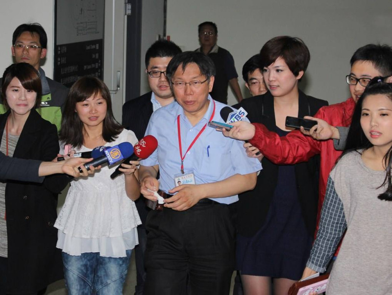 針對前助理劉如意涉詐領補助款緩起訴確定，台北市長柯文哲14日受訪時只表示，「還在問」。圖：林雨佑/攝   