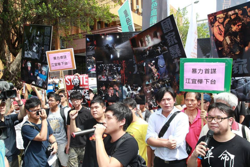 學運總指揮陳為廷30日帶領群眾走到警方封鎖線前，高喊「暴力首謀 江宜樺下台」。圖3之3：林雨佑/攝   