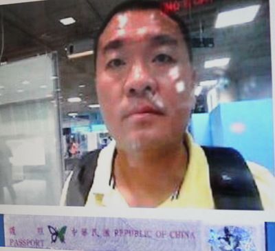台中富商綁架案，在逃主嫌謝源信在桃園機場被拍到最後身影。圖:警方提供   