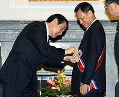 總統馬英九（左）9日在總統府頒贈中正勳章給前司法院長賴英照（中），表彰他對司法改革的貢獻。圖片來源：中央社   