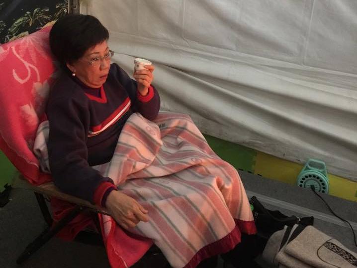 前副總統呂秀蓮30日在臉書貼出喝葡萄糖水的照片。圖：翻攝呂秀蓮臉書   