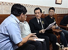 總統馬英九（右2）4日參加陸軍下士洪仲丘告別式，並到洪家表達關心。圖：中央社。   