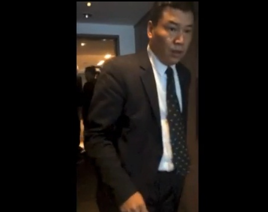 台北諾富特華航桃園機場飯店(下稱諾富特飯店)飯店人員昨(25)天以「Room Service」為名破門進入旅館房間，引發侵犯人權之強烈批評。圖：翻攝影片。   