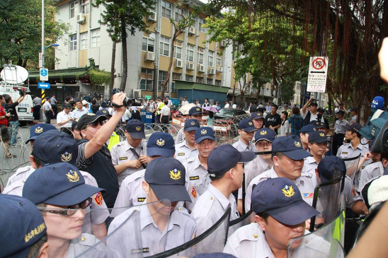 警方30日派出上百警察，並在江宜樺車隊進來時，封鎖博愛路，還拉上蛇籠。圖3之2：林雨佑/攝   