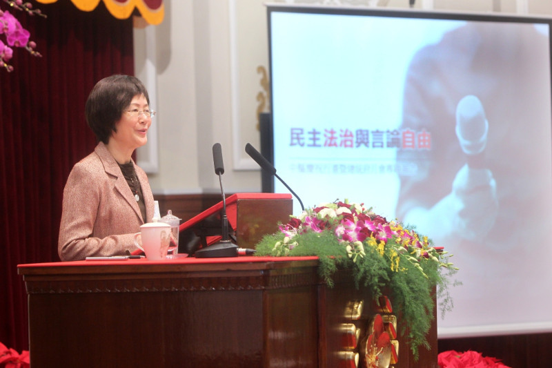 法務部長羅瑩雪25日在總統府月會中痛批國內網路言論失控，會成為破壞法治的犯罪天堂，而國民欠缺民主素養，成為民主社會的危機。圖：總統府提供   