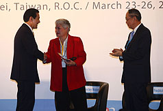 總統馬英九（左）24日應邀為第26屆澳洲及太平洋地區監察使（APOR）年會開幕致詞，與國際監察組織理事長魏肯（Beverley Wakem）（中）等人握手致意。圖片來源：中央社   
